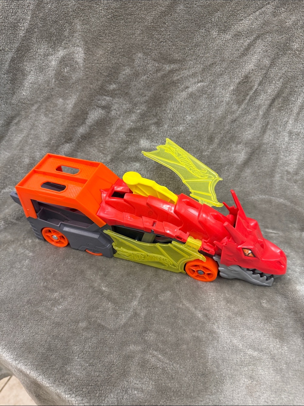 Hot Wheels City Toy Car Dragon Launcher Transporter Spits Cars D